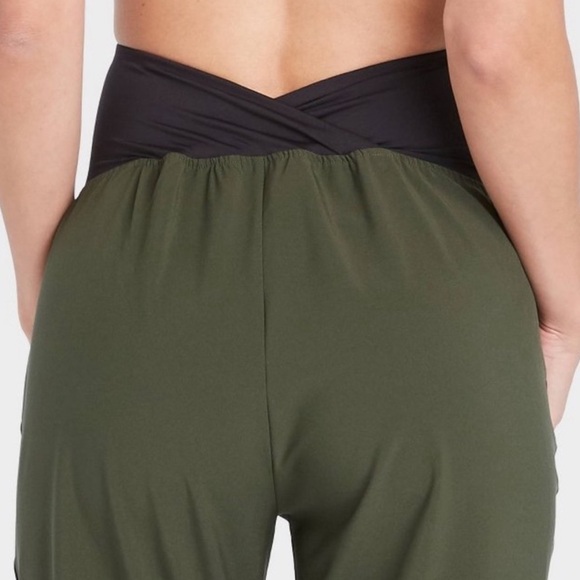 Isabel Maternity Green Over Belly Joggers Workout Pants Woven Women XS New - Picture 8 of 8
